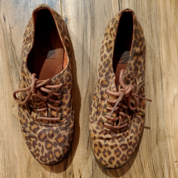 Vans Cheetah Print Low Top Laced Shoes. - Picture 3 of 8